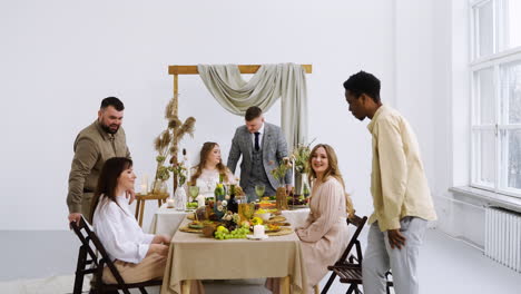 personas sentadas en el banquete