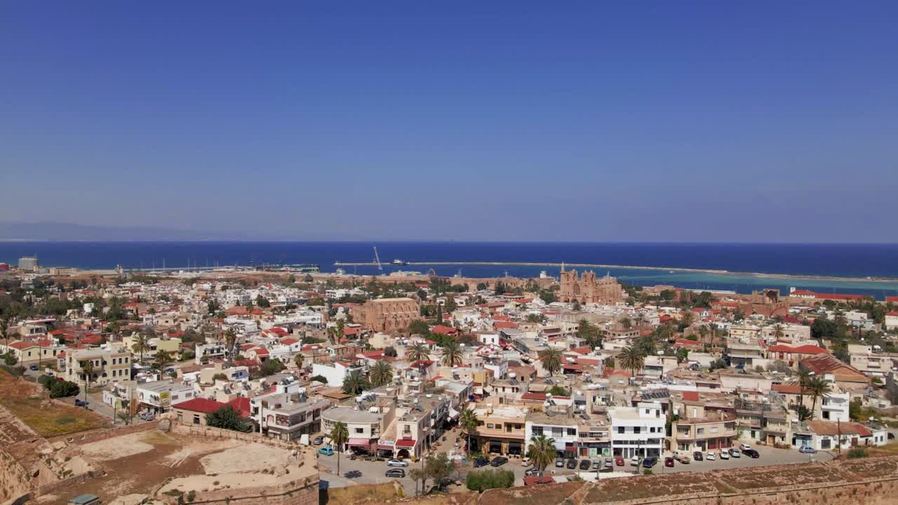 воздушный 4k фамагуста обнесенный стенами город, старый город и ландшафт вароши на северном кипре