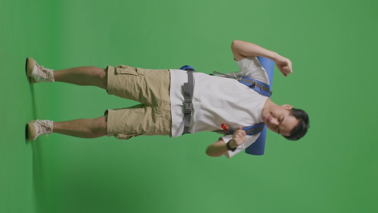 viajero feliz bailando en la pantalla verde