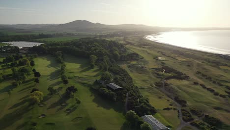 Vista-Aérea-De-Drones-Del-Campo-De-Golf-Parkland-En-Escocia-Al-Amanecer