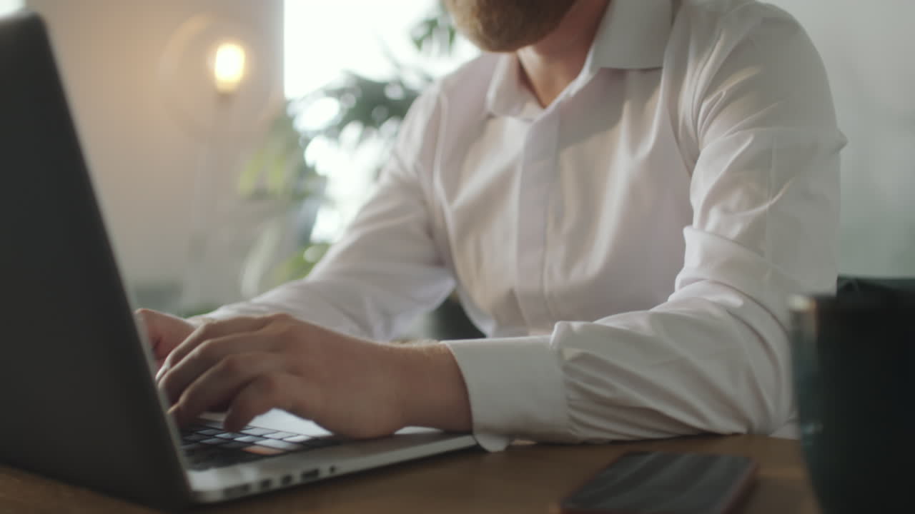 Uomo d'affari che lavora al portatile in ufficio