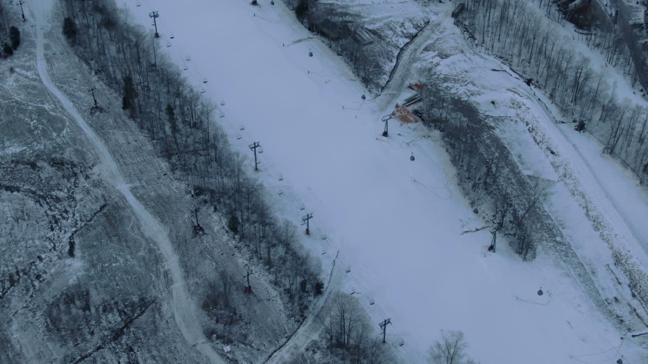 스키 트레일의 아래로 향하는 공중 영화 드론