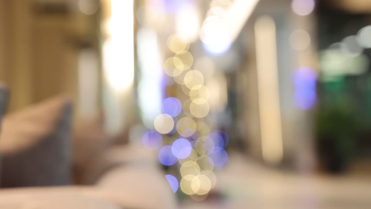 편안한 실내 공간에서 초점을 맞추지 않는 불빛