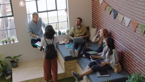 jóvenes empresarios diversos intercambiando ideas con colegas mujeres compartiendo documentos de propuestas corporativas equipo creativo trabajando juntos en el moderno lugar de trabajo de la oficina vista superior