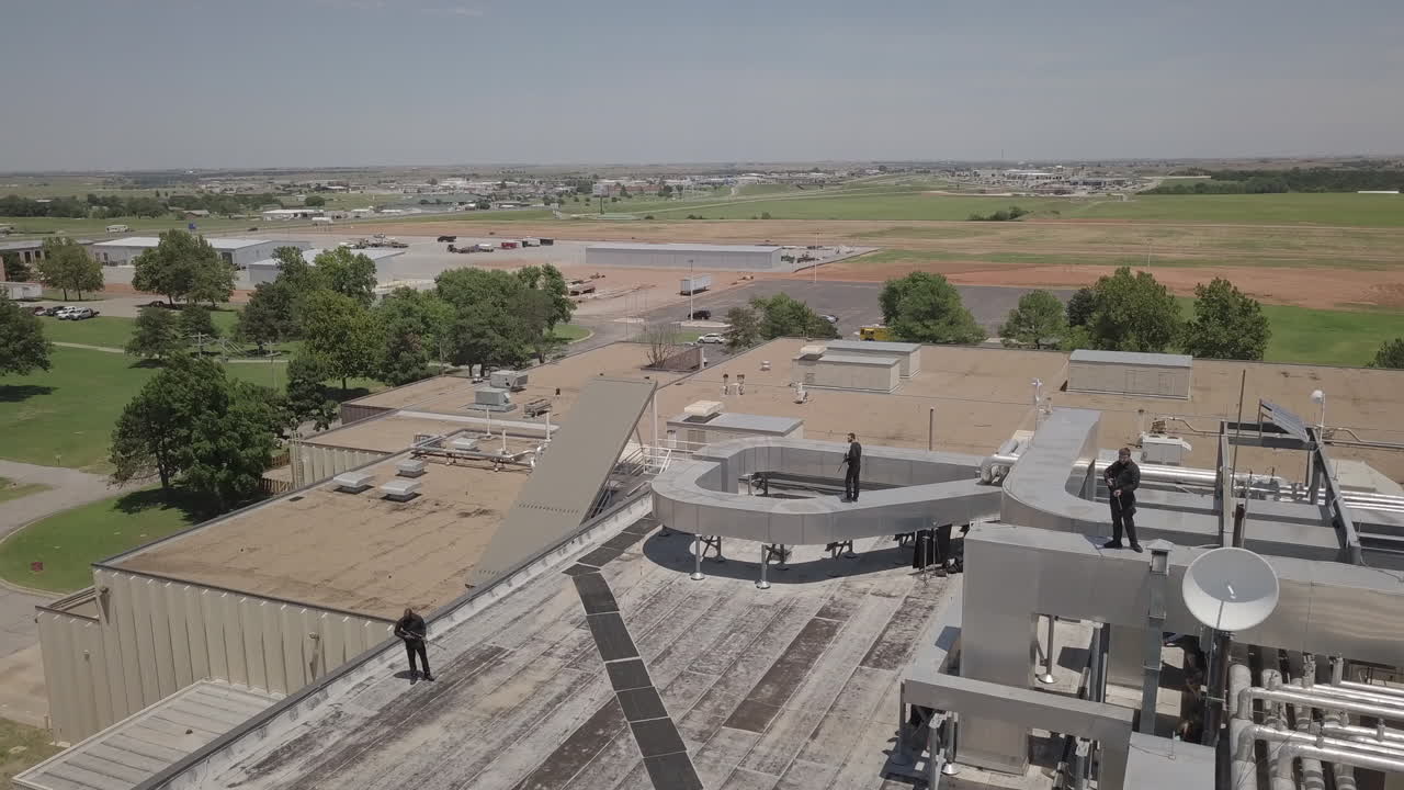 dolly dentro y fuera de varios guardias armados al acecho que custodian un edificio