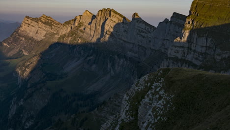 Sonnenaufgang-In-Den-Bergen