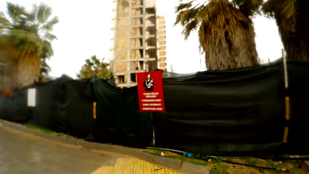 Un cartello vieta l'ingresso alla città fantasma di Varosha sotto la pioggia a Cipro del Nord