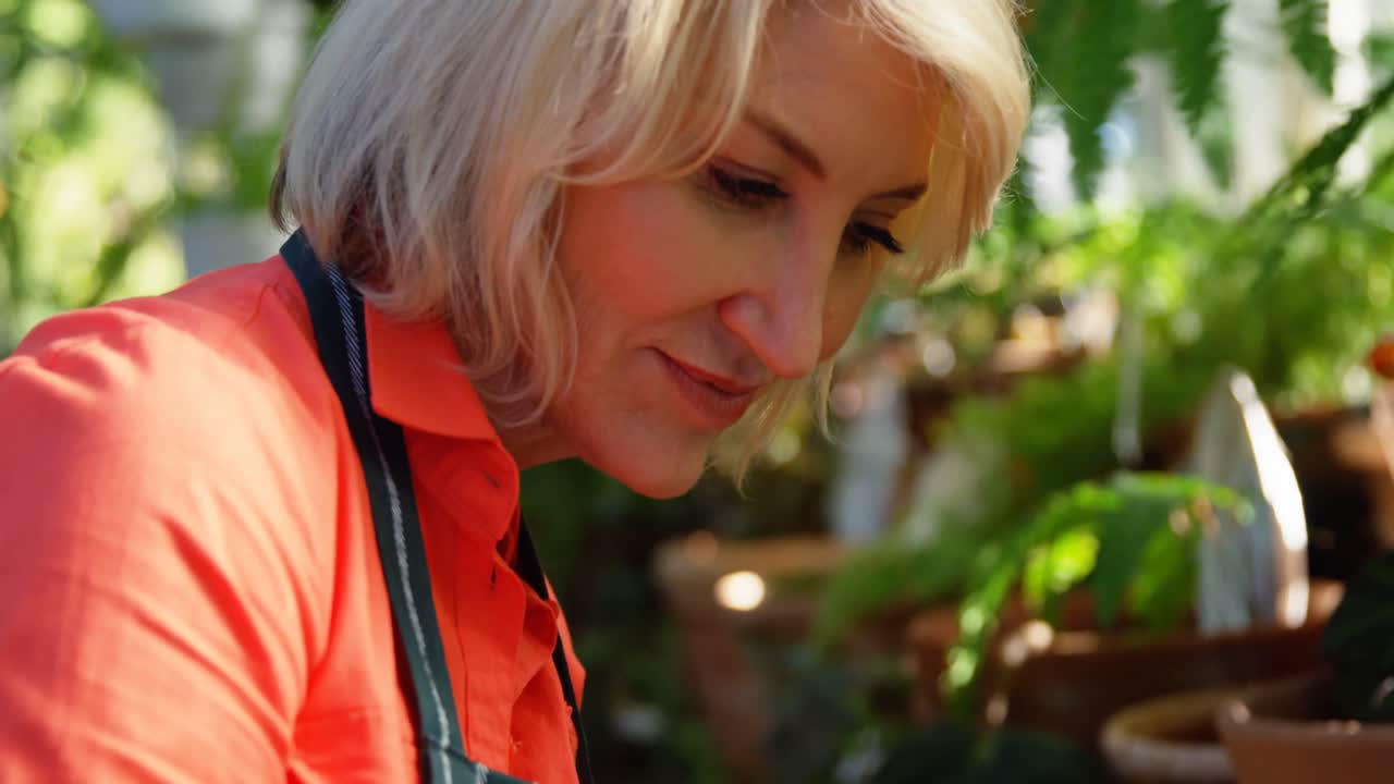 클립보드 에 글 을 쓰는 성숙 한 여자