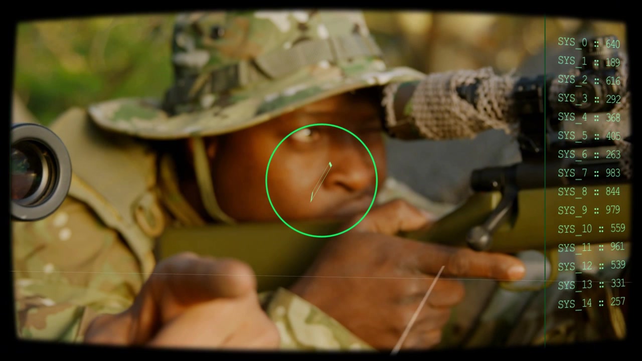 Osservatore con binocolo che segnala un reticolo HUD e un radar che traccia il bersaglio mentre il tiratore si allinea per un'operazione militare.