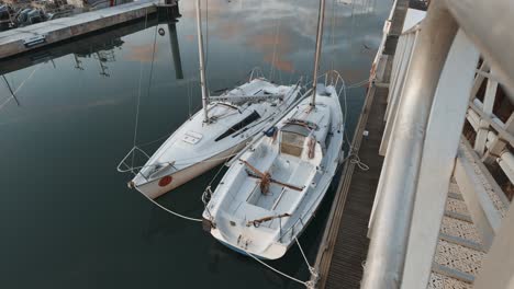 Boote-Vertäut-Am-Kai-Bei-Sonnenaufgang