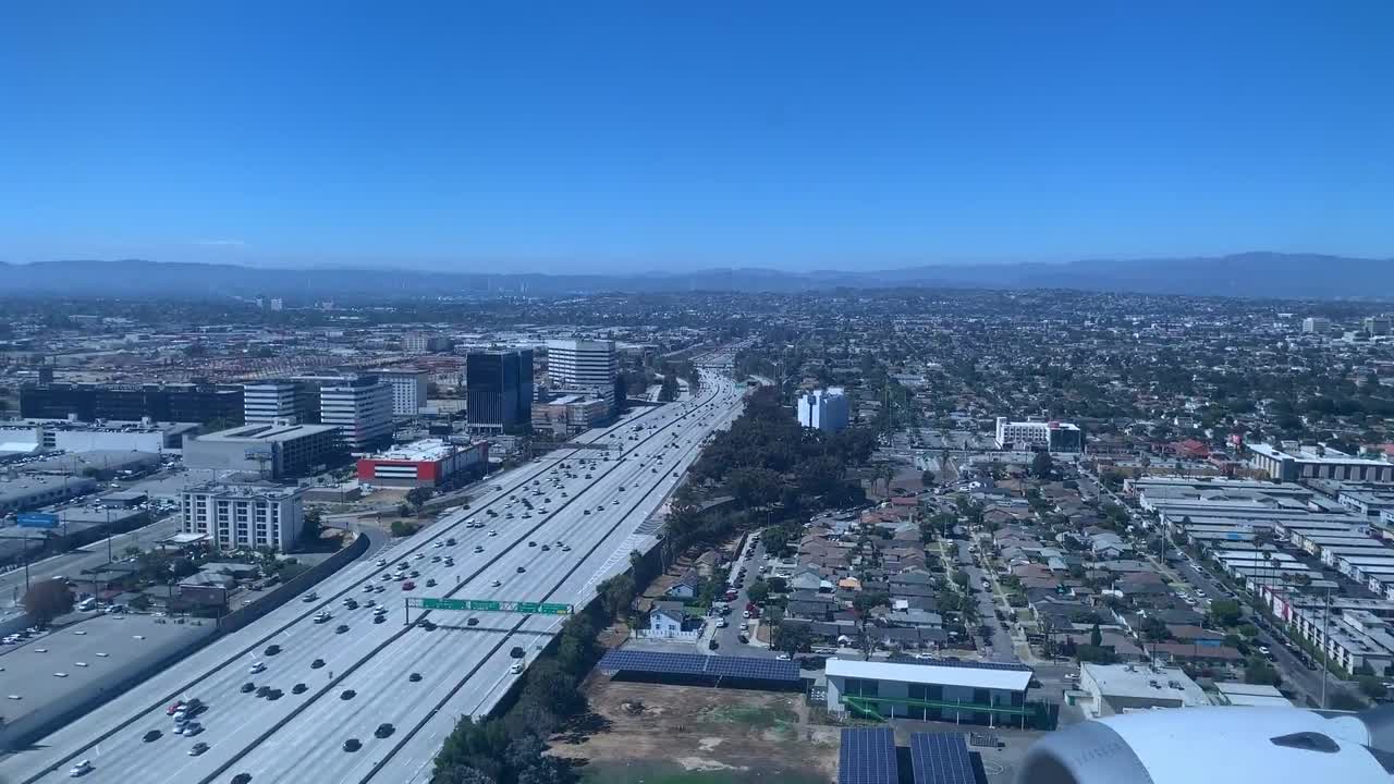 로스앤젤레스 공항에 착륙하는 비행기