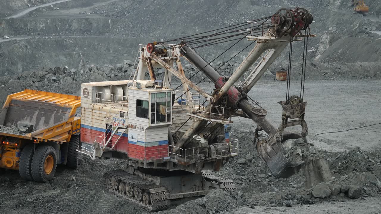 большой экскаватор на открытой шахте