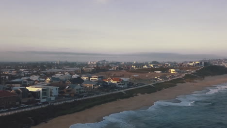 Vista-Del-Cielo-Pequeña-Ciudad-En-La-Playa-Local