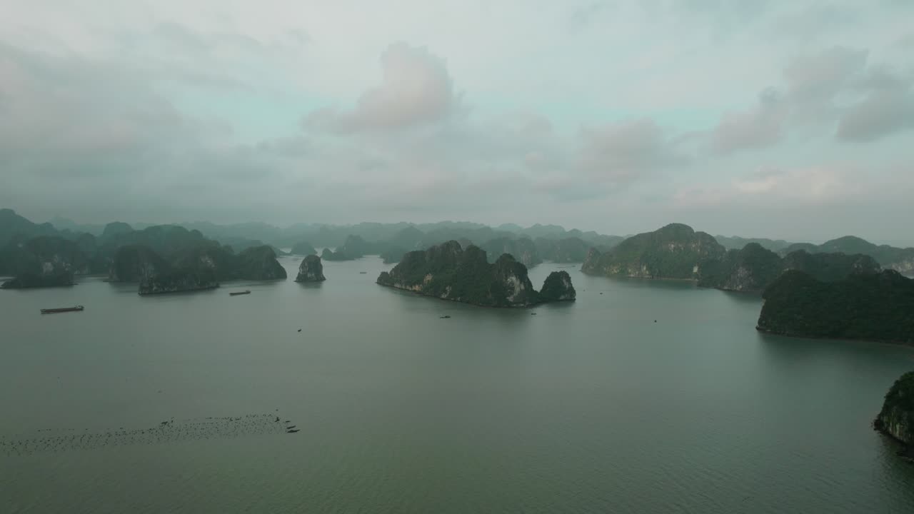 vista aérea de la bahía de halong en vietnam en un día nublado con numerosas islas de piedra caliza