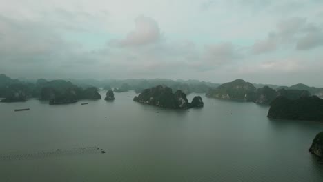 Vista-Aérea-De-La-Bahía-De-Halong-En-Vietnam-En-Un-Día-Nublado-Con-Numerosas-Islas-De-Piedra-Caliza