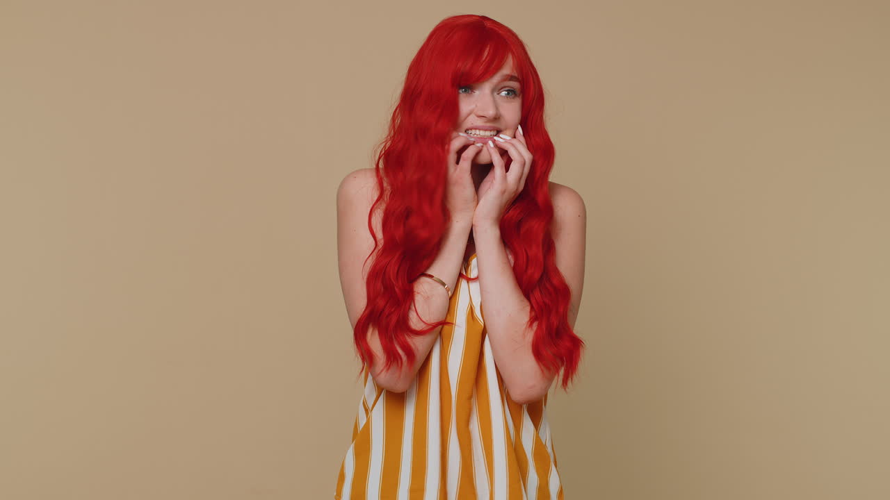 겁에 질린 우울한 여자는 두려움을 표현하고 위험으로부터 손을 흔들며 '아니요'라고 흔들고 있습니다.