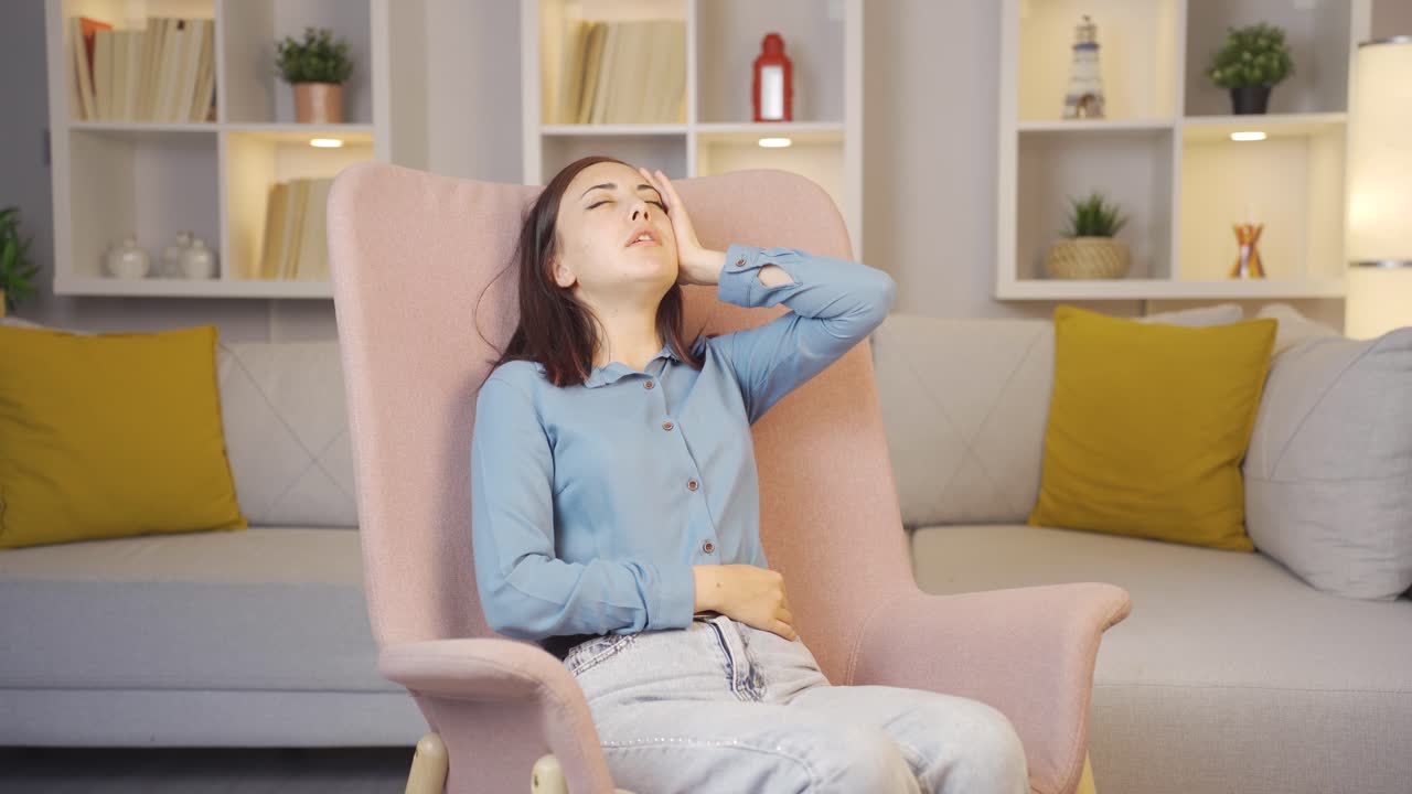 높은 열을  ⁇ 고 있는 아픈 젊은 여성.