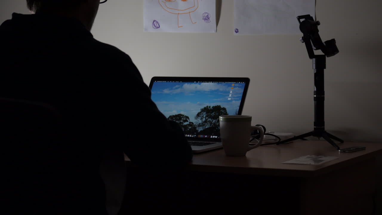 그의 노트북에서 늦게까지 일하는 남자