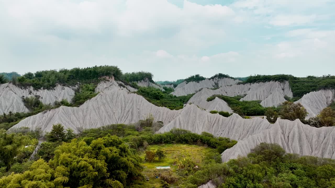 vista aérea del paisaje verde con montañas volcánicas en el mundo lunar de tianliao