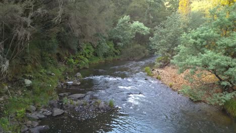 Río-Que-Fluye-A-Través-De-Un-Valle-En-Las-Estribaciones-De-Las-Montañas