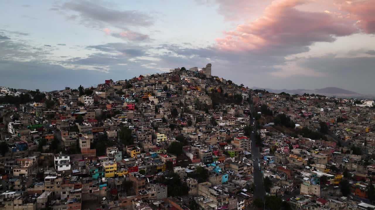 Collina piena di abitazioni povere, sera drammatica a Naucalpan, Città del Messico - vista aerea.