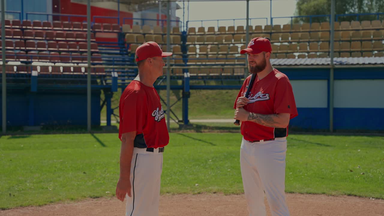 Allenatore di baseball che insegna a un giocatore sul campo