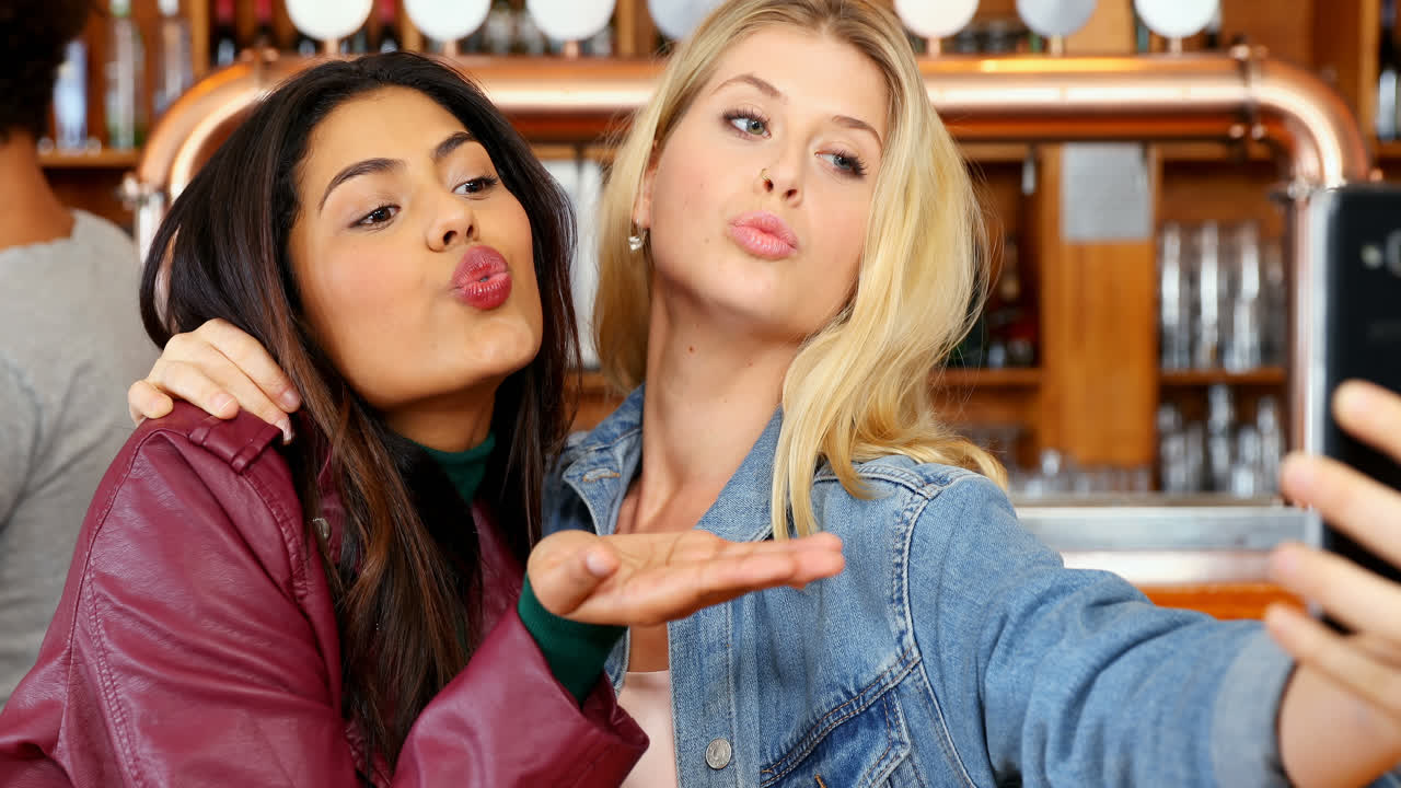 행복한 친구들이 휴대폰 4k로 셀카를 찍고 있습니다.