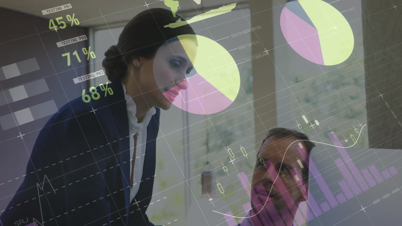 animación del procesamiento de datos financieros sobre diversos colegas que discuten el trabajo en la oficina