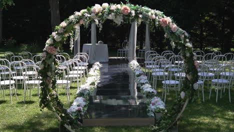 Experimente-La-Encantadora-Belleza-De-Un-Altar-Floral-El-Día-De-Una-Boda,-Que-Irradia-Elegancia-Y-Romance-Para-Realzar-El-Ambiente-Ceremonial.