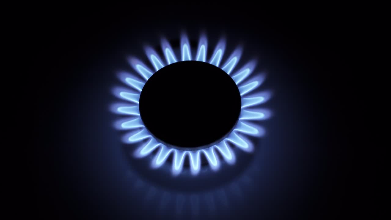 불타는 가스 스토브, 파란 불꽃, 검은 바탕에 어두운 곳에서 맥로 클로즈업, 천천히 사라지는 불꽃과 함께 가스 버너, 부드러운 카메라 움직임과 함께 4k 원시 비디오.