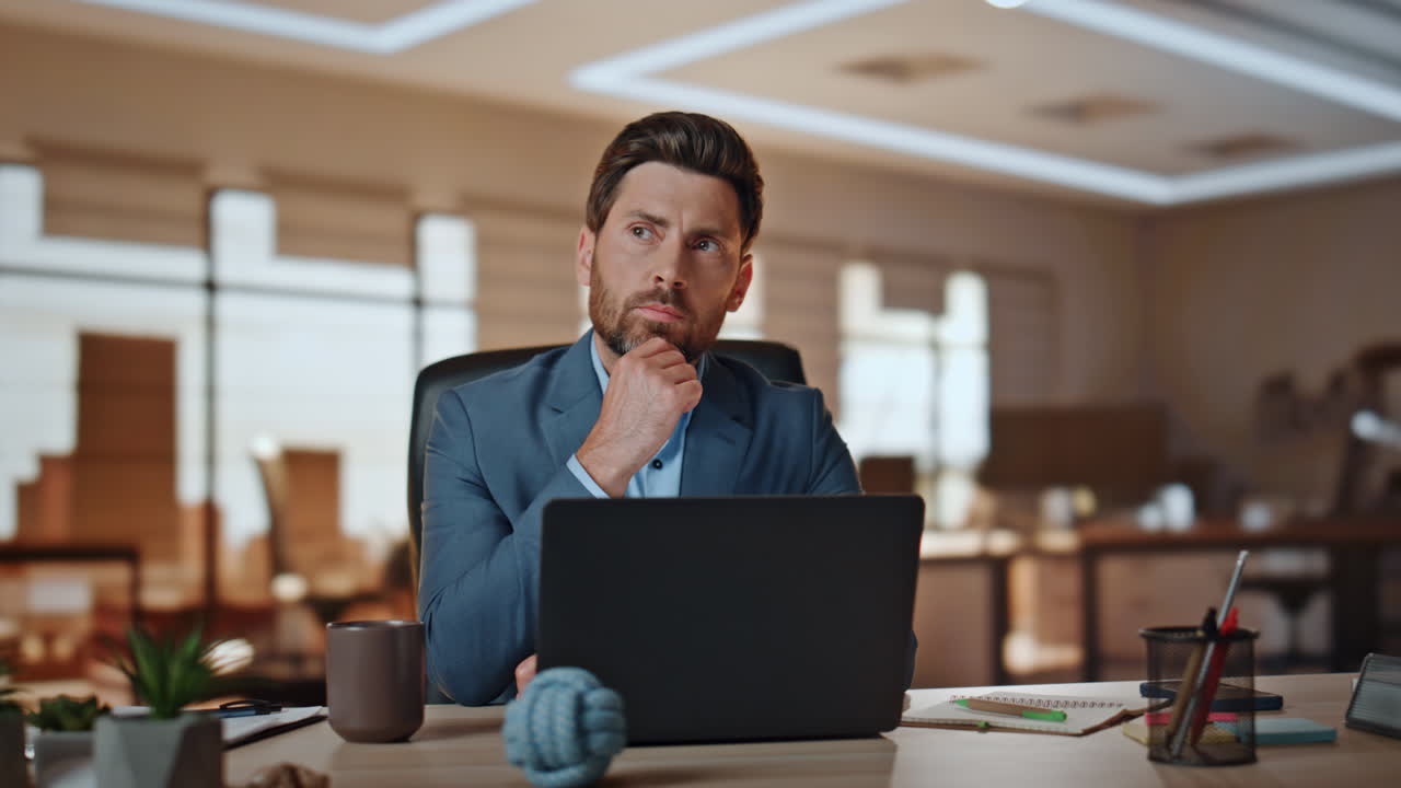 hombre de negocios enfocado trabajando en portátil oficina panorámica de primer plano. jefe resolviendo el trabajo