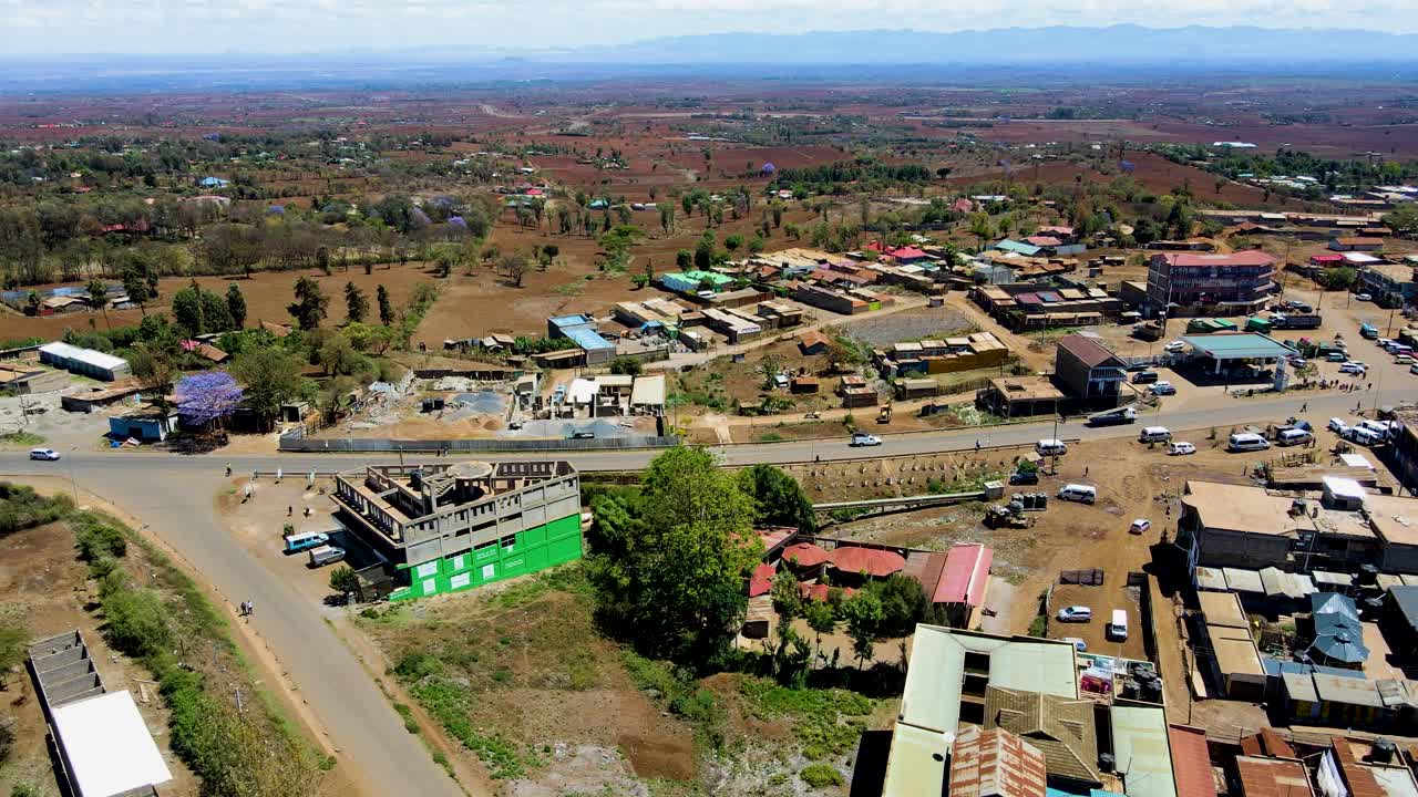 케냐의 시골 마을에서 킬리만자로가 배경입니다.