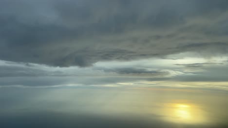 Fantastischer-Sonnenuntergang-über-Dem-Mittelmeer,-Aufgenommen-Aus-Dem-Cockpit-Eines-Jets,-Während-Er-Unter-Einer-Wolkenschicht-In-7000-M-Höhe-Flog