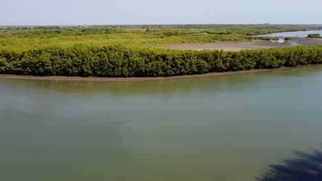 Vista-Aérea-Giratoria-Del-Río-Gambia-Filmada-En-Stala-Aventuras,-Kartong---Gambia