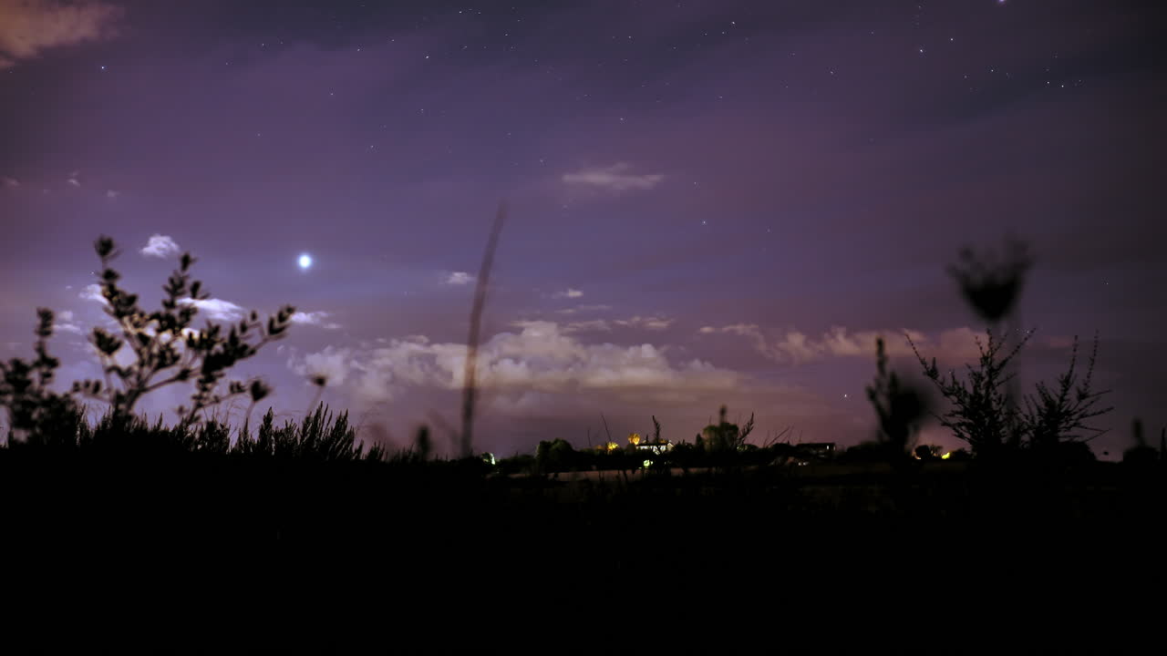 저녁부터 밤까지 부메랑 시간이 지나면 별이 하늘에 나타납니다.