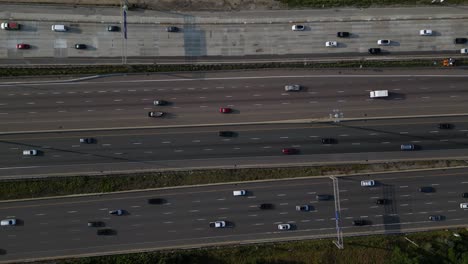 tráfico en horas pico en carreteras urbanas concurridas con carreteras y vehículos de varios carriles