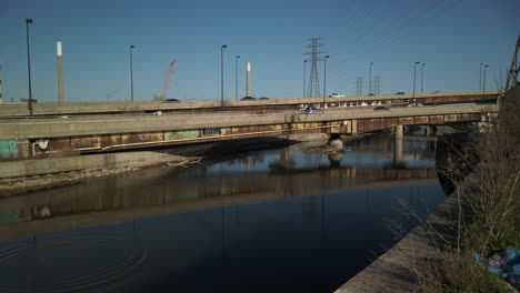 Starker-Verkehr-Auf-Der-Autobahn-Oberhalb-Des-Don-River-In-Toronto