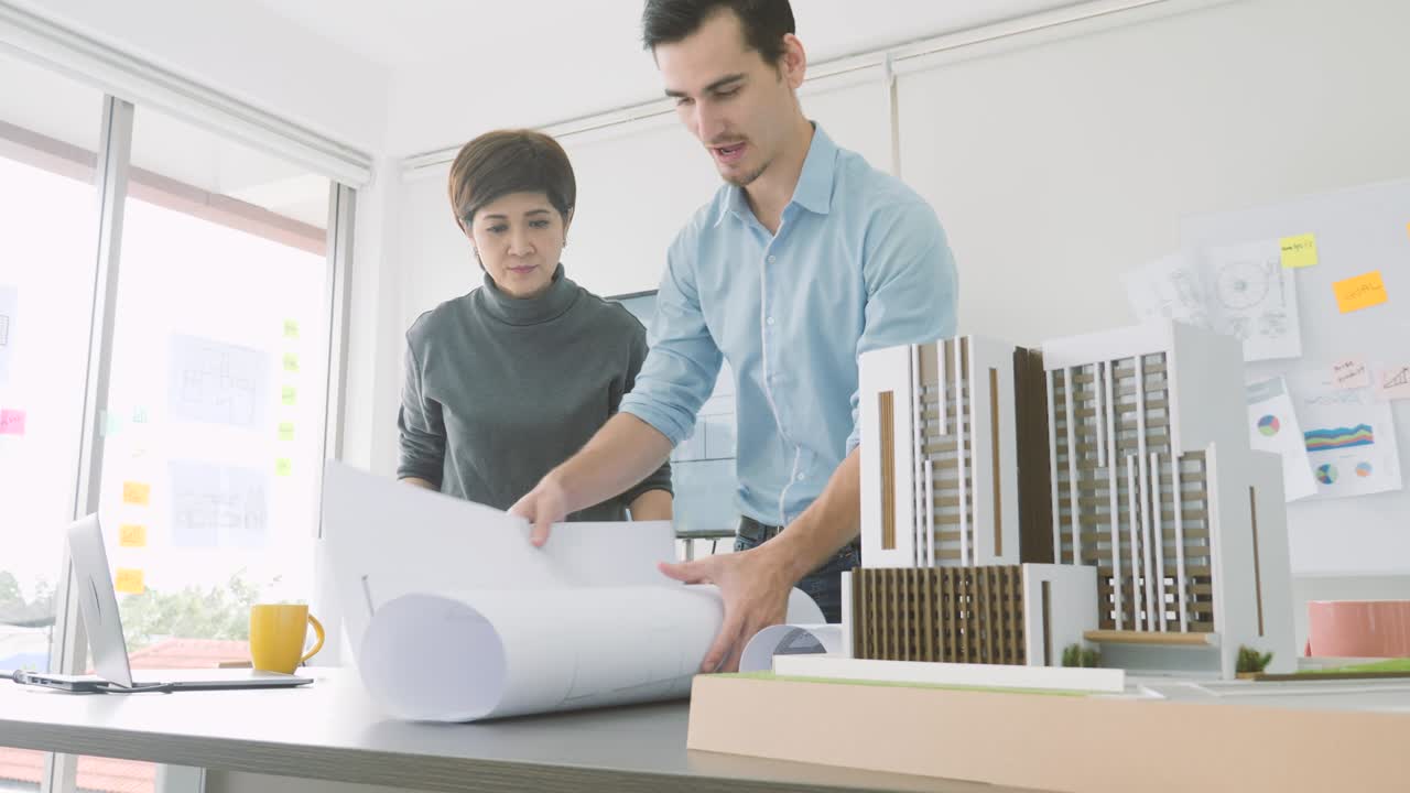 건축가 스튜디오에서 함께 일하는 창의적인 건축가들의 팀