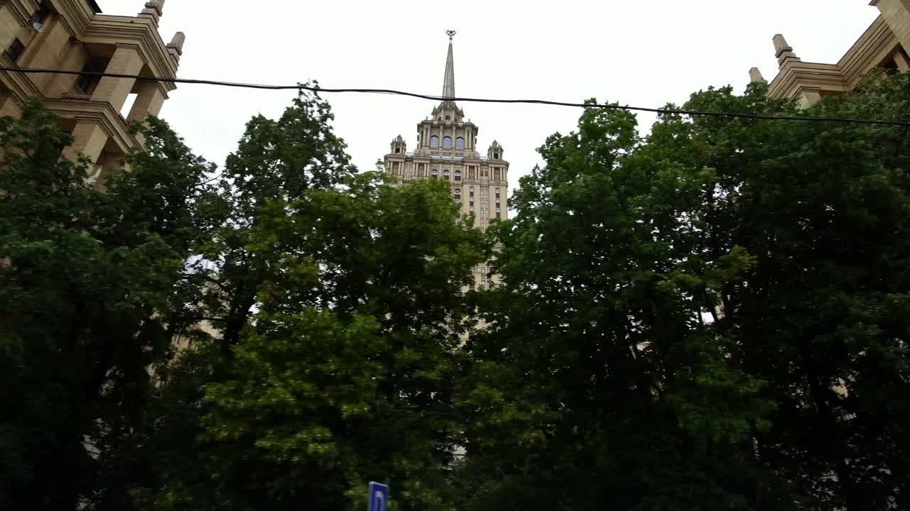 estableciendo una toma de drone de ángulo bajo del rascacielos de estilo estalinista soviético en moscú, rusia
