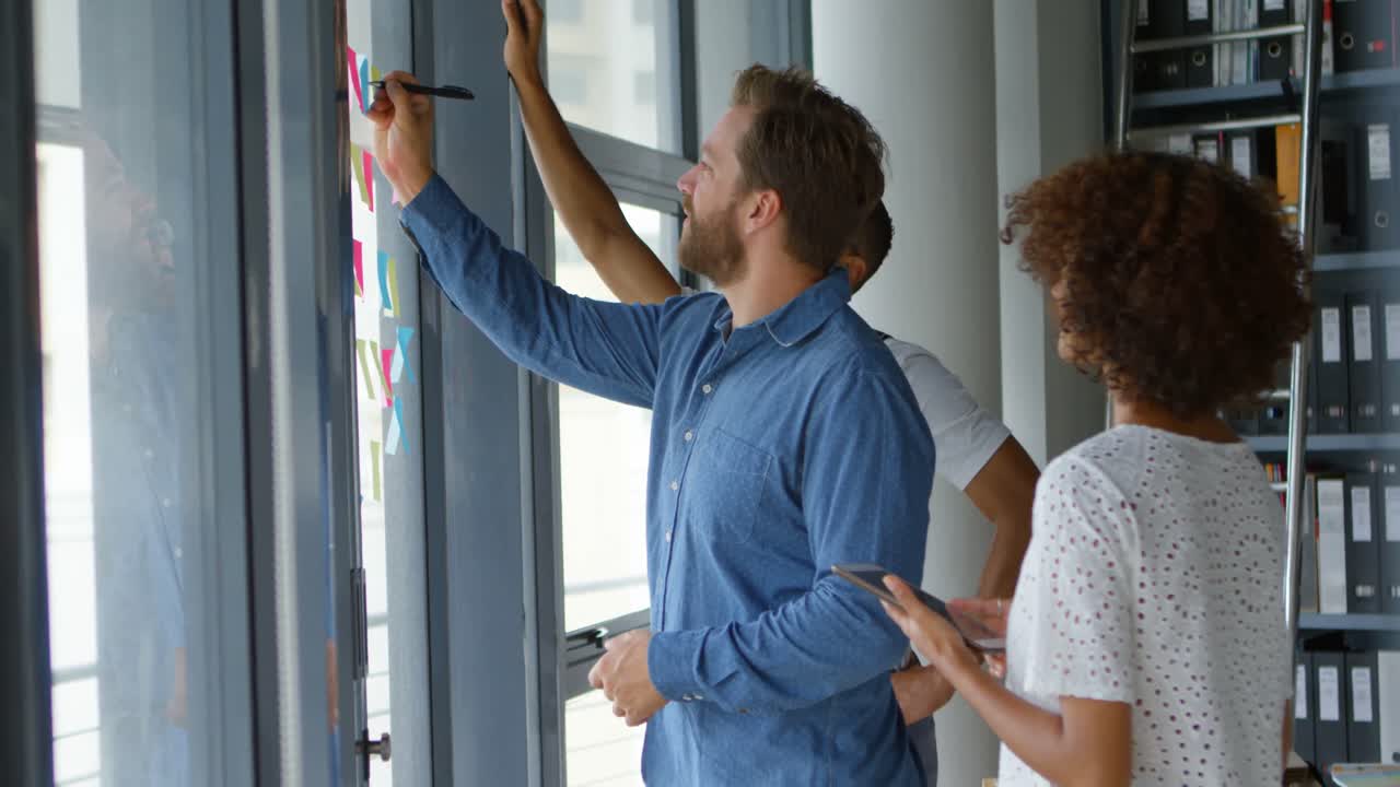 colegas de negocios escribiendo en notas adhesivas 4k