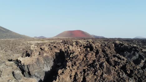 paisaje volcánico áspero de la isla de lanzarote, vista aérea vuela muy cerca de las rocas