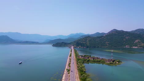 Conduciendo-Sobre-El-Lago-Skadar,-Montenegro,-Albania,-Rumbo-Al-Adriático,-Panorámica-Aérea