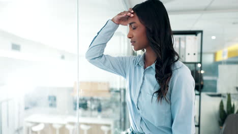 Negocios,-Mujer-Y-Estrés-Con-Dolor-De-Cabeza.