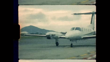 material de archivo super-8 vintage real de un avión bimotor en la pista del aeropuerto