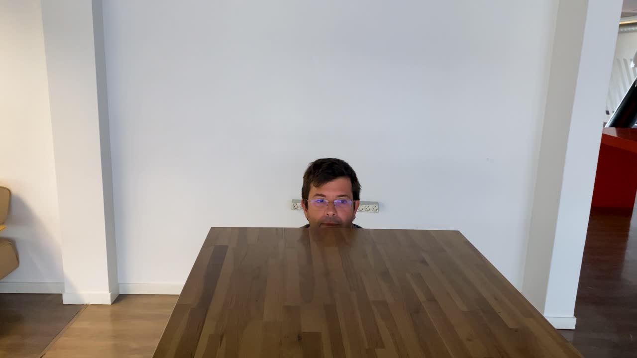 중년 남자 훈련 목 움직임의 얼굴 사진