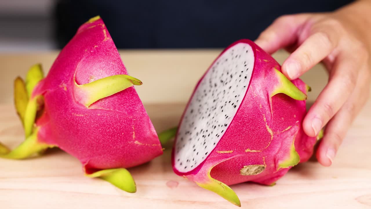 cortar y revelar el interior de la fruta del dragón