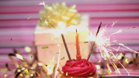 animación de confeti de oro sobre la mano sosteniendo cerillas encendiendo velas y chispas en pastel de cumpleaños