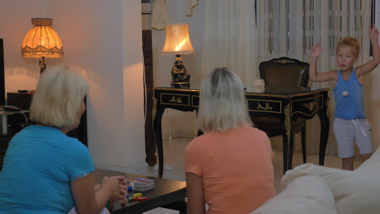 할머니 앞에서 아이를 속이는 것