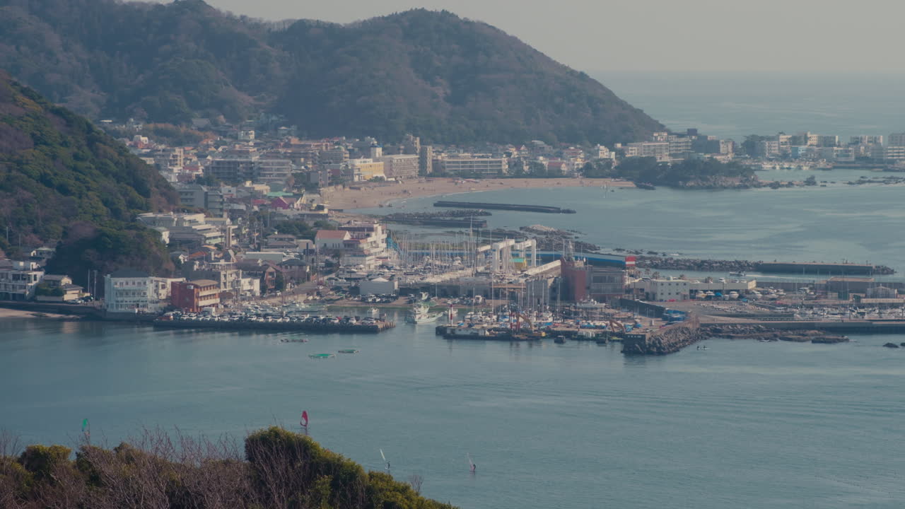 Cittadina costiera e vista sull'oceano di Hayama da un'angolazione elevata.