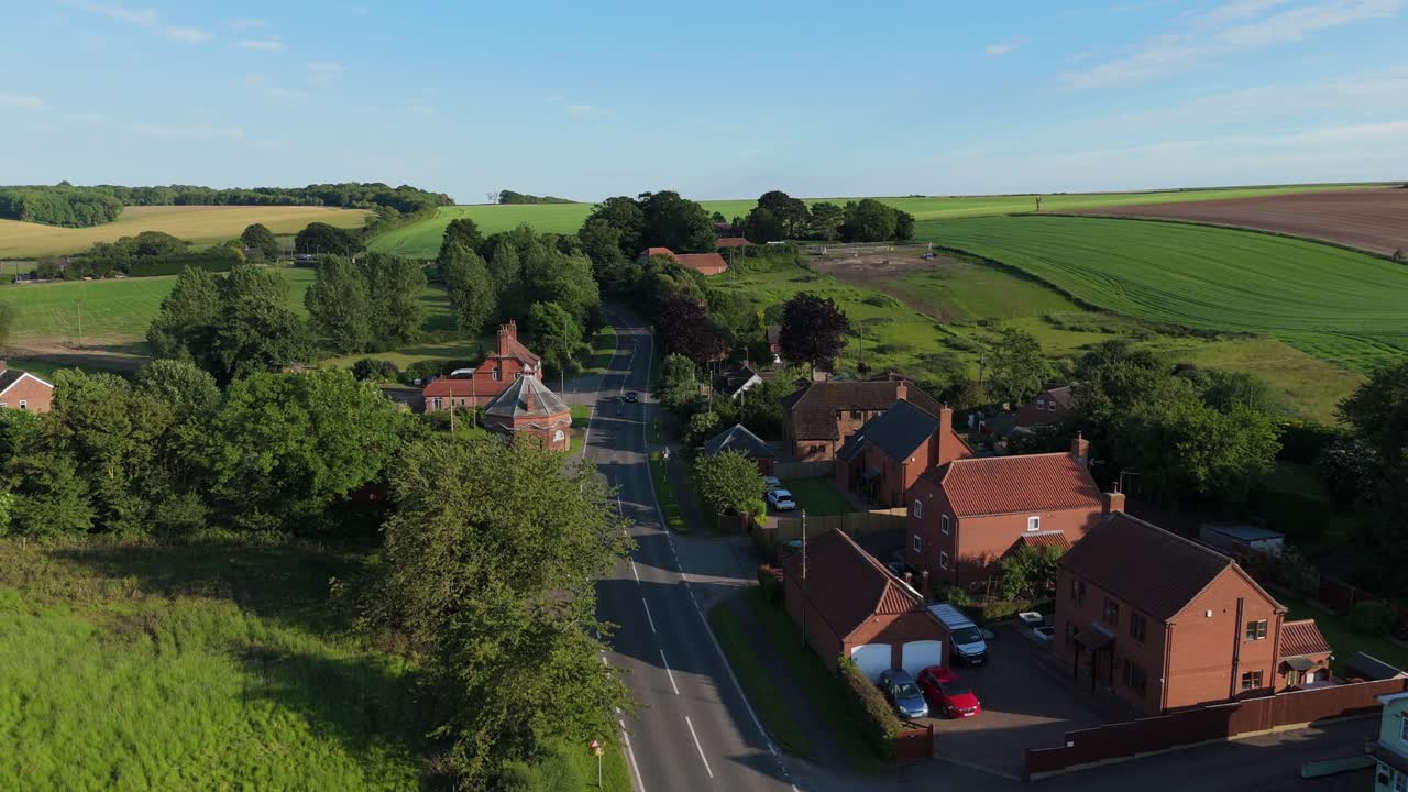 Sjarmerende landsby er et lite, pittoresk sted med tradisjonell sjarm, preget av historiske hus og bygninger og en fredelig atmosfære, vakre naturlandskaper og bølgende åser.